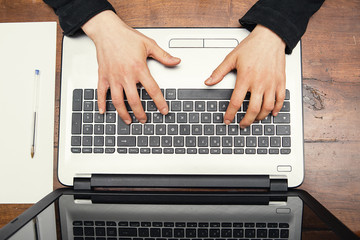 mani sulla tastiera di un notebook