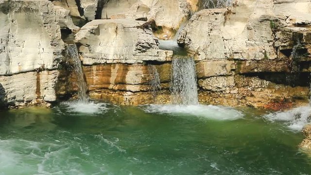 Eau vive dans les rochers