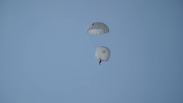 Parachutist forgot to turn off the reserve parachute and decreases on two parachutes