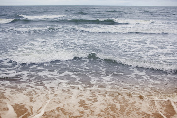 Морские волны у побережья