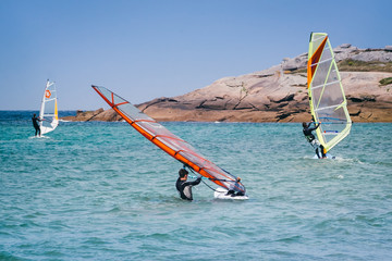 Windsurf-Unterricht/Windsurfer steht im Wasser
