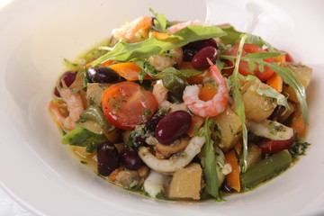 Salad with seafood and vegetables