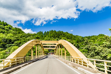 白砂大橋　　This bridge is shirasuna　Ohashi. It is located in the Gunma Prefecture Agatsuma-gun, Nakanojo Japan. Background is a mountain.