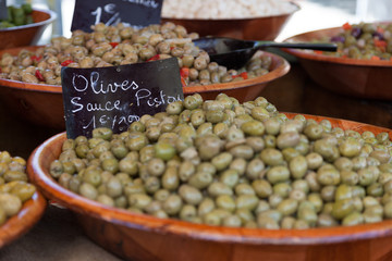 Oliven auf einem Wochenmarkt in Ajaccio, Korsika