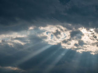 Obraz premium Sun rays bursting through clouds