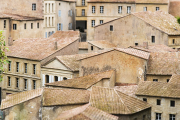 détail de maquette de toits provençaux