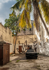 Coche pintado de negro, rincones de La Habana vieja
