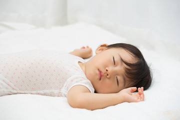 Obraz na płótnie Canvas お昼寝する幼児