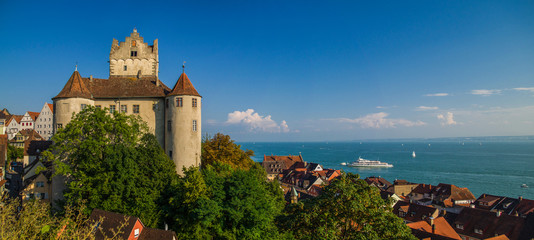 Burg Meersburg mit Panaorama Blick über den Bodensee im Sommer 