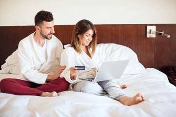 Obraz premium Couple booking a tour with laptop