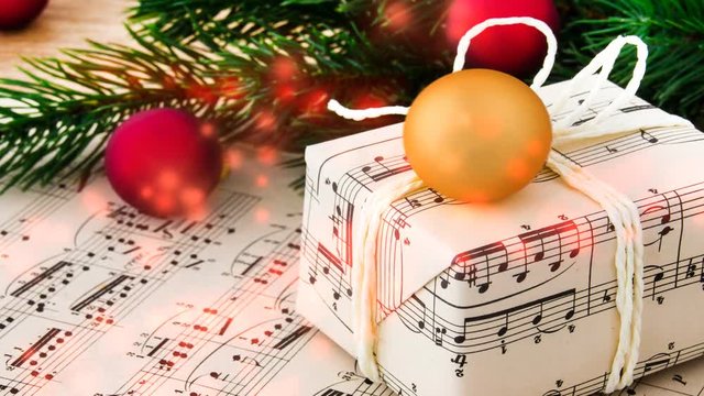 Eine Leuchtspur aus Glittter f&uuml;hrt &uuml;ber ein Weihnachtsgeschenk