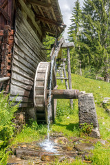 Terenten Südtirol 7  Mühlrad und Wasserleitung ausser Betrieb.