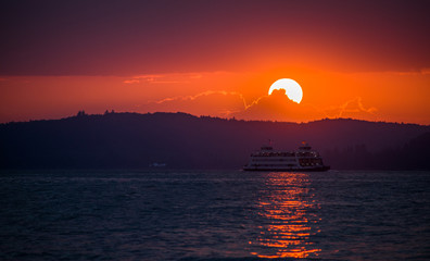 Fähre im Sonnenuntergang am schönen Bodensee Sommer Urlaub 
