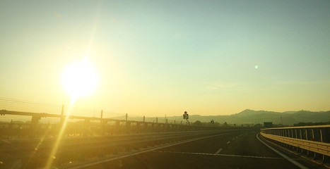 autostrada montagna tramonto - obrazy, fototapety, plakaty