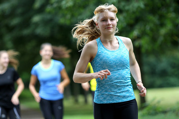 Portrait einer jungen Läuferin im Park
