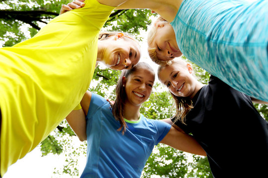 Teamgeist - Gruppe junger Frauen freut sich &uuml;ber ein erfolgreiches Lauftraining