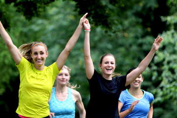 Frauen jubeln gemeinsam beim Laufen