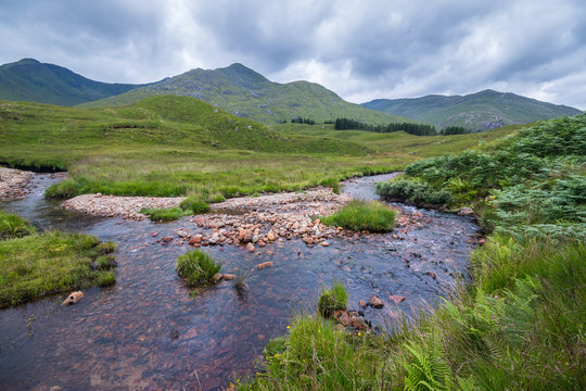 Grüne Landschaft und Bächlein in den Highlands, Schottland