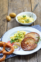 Eine bayerische Spezialität: Gebratene Milzwurst mit Kartoffelsalat - Bavarian food: Fried sausage with pieces of spleen served with potato salad