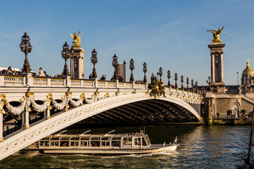 Ponte Alexandre III a Parigi al tramonto
