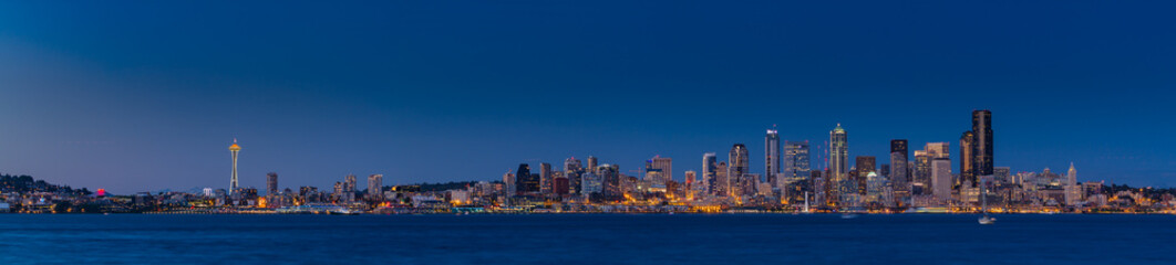 Obraz na płótnie Canvas Seattle skyline in twilight with clear sky
