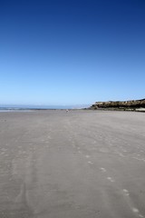 Strand und Steilküste bei Ebbe