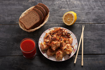 chicken a barbecue, bread, lemon and tomato juice
