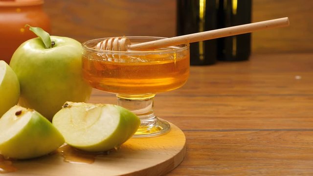 Composition of honey, honeycomb, bee bread and green apples (RL Pan, No 8.3)