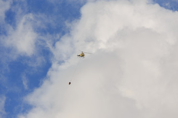Fototapeta na wymiar Hubschrauber im Anflug