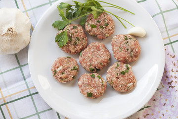 Dish of meatballs with garlic and parsley