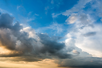 Obraz premium colorful dramatic sky with cloud at sunset