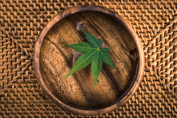 水に浮かべた紅葉