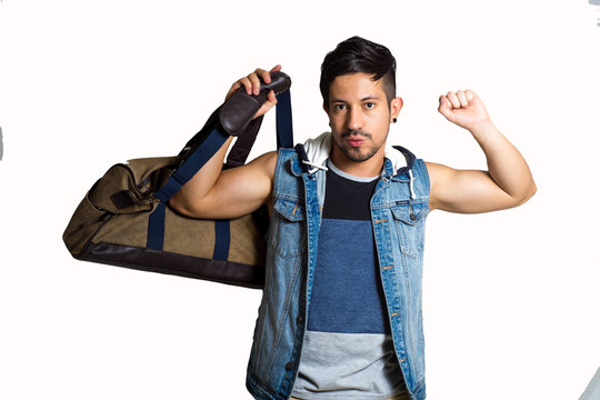 joven latino cargando morral