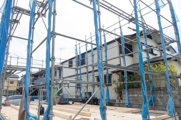 住宅　戸建て住宅建設現場　イメージ　足場　木造2階建て現場