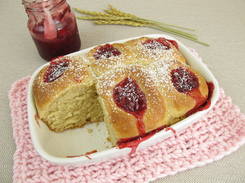 Buchteln mit Preiselbeermarmelade