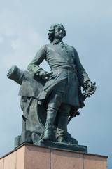 Obraz premium Sculpture of Peter the great closeup on background of cloudy sky. Vyborg, Russia
