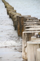 Wellenbrecher im Hochformat an der Ostsee