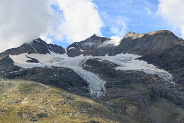 Fototapeta na wymiar paesaggio alpino dal passo del Bernina