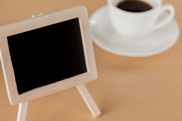 メッセージボードとコーヒーカップ