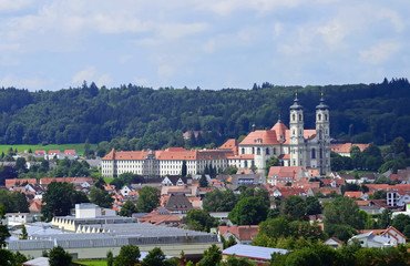 Fototapeta na wymiar Stadtansicht mit Klosterkirche, Ottobeuren
