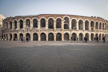 Fototapeta na wymiar Vista frontale del Colosseo di Verona 