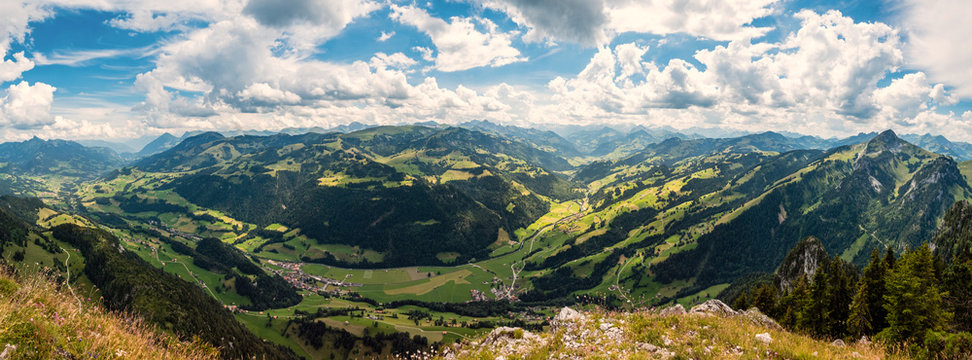 Panorama, Simmental vom Gipfel der Mittagsfluh aus, Schweiz 