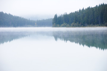 カナディアンロッキー　秋の朝靄に霞むパトリシア湖
