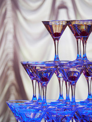 Cocktail glasses (pyramid) filling champagne
