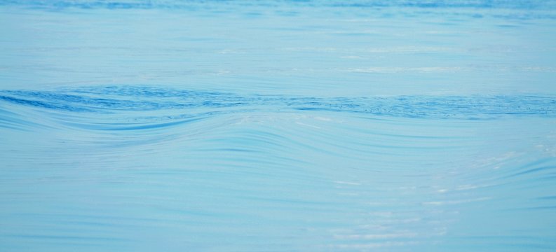 Meereswellen, Hintergrund, hellblaues Wasser