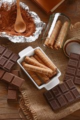 Fototapeta na wymiar biscotti a sigaretta ripieni di crema al cioccolato