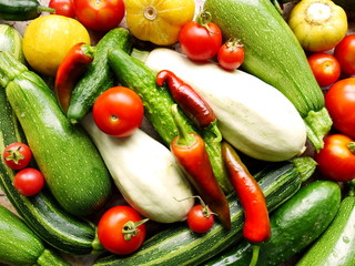 Reiche Ernte im Biogarten, bunte Gemüsemischung