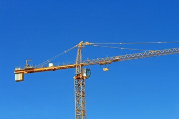 Montage d'une grue de chantier
