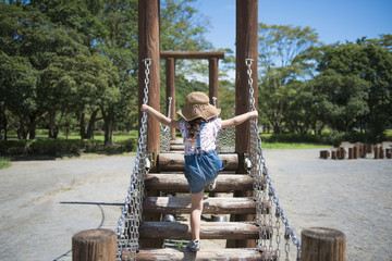 公園で遊ぶ女の子