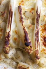 Gegrillter Spargel auf einem Teller